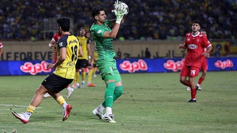 دیدار تیم‌های فوتبال سپاهان و پرسپولیس