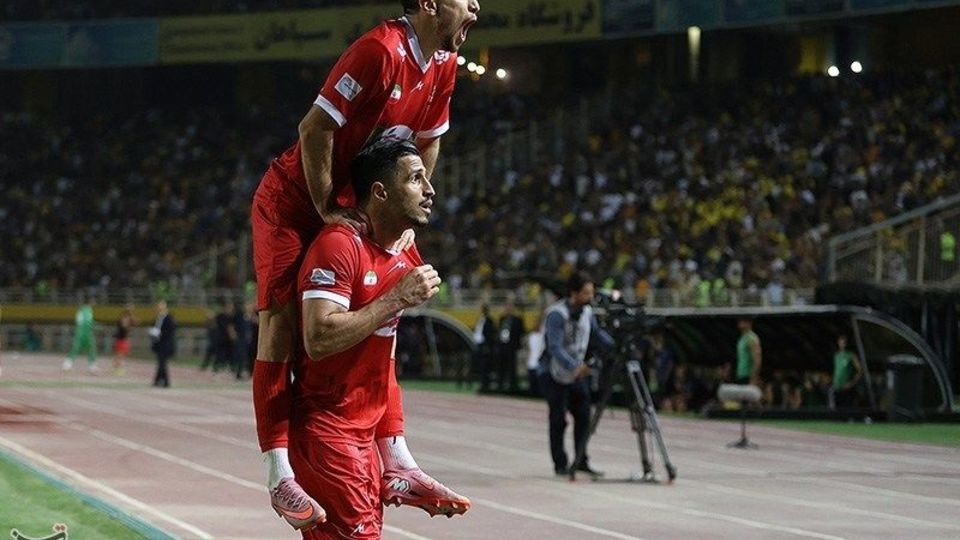 دیدار تیم‌های فوتبال سپاهان و پرسپولیس