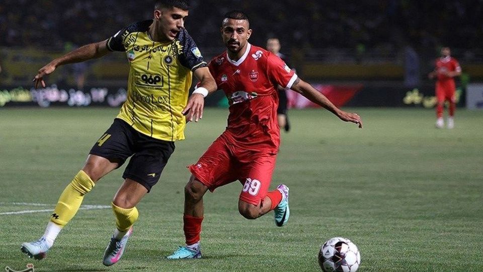 دیدار تیم‌های فوتبال سپاهان و پرسپولیس