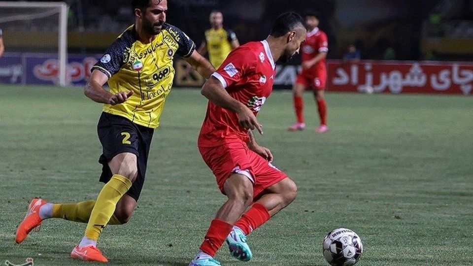 دیدار تیم‌های فوتبال سپاهان و پرسپولیس