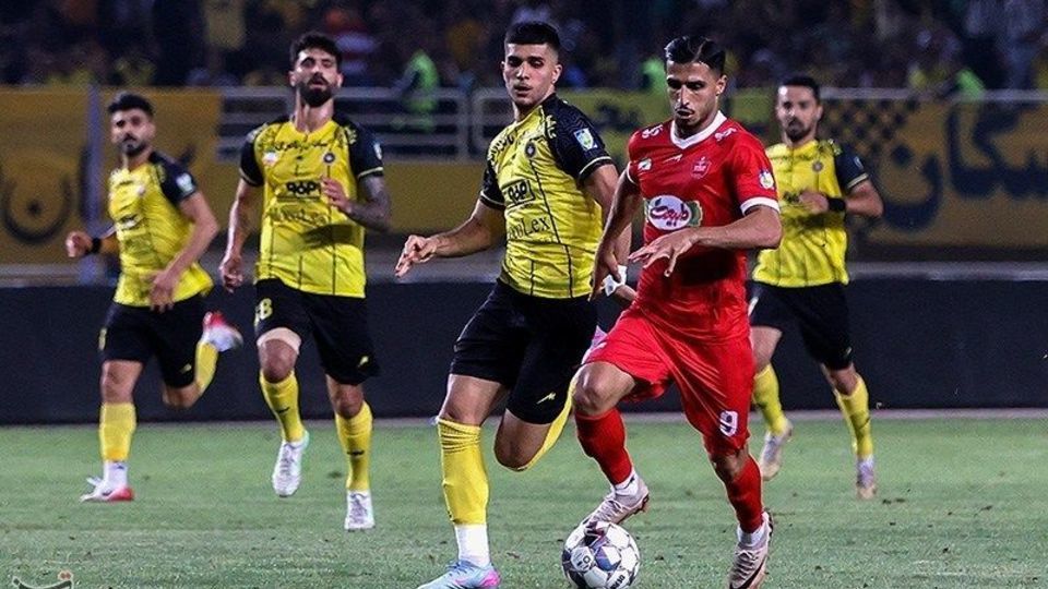 دیدار تیم‌های فوتبال سپاهان و پرسپولیس