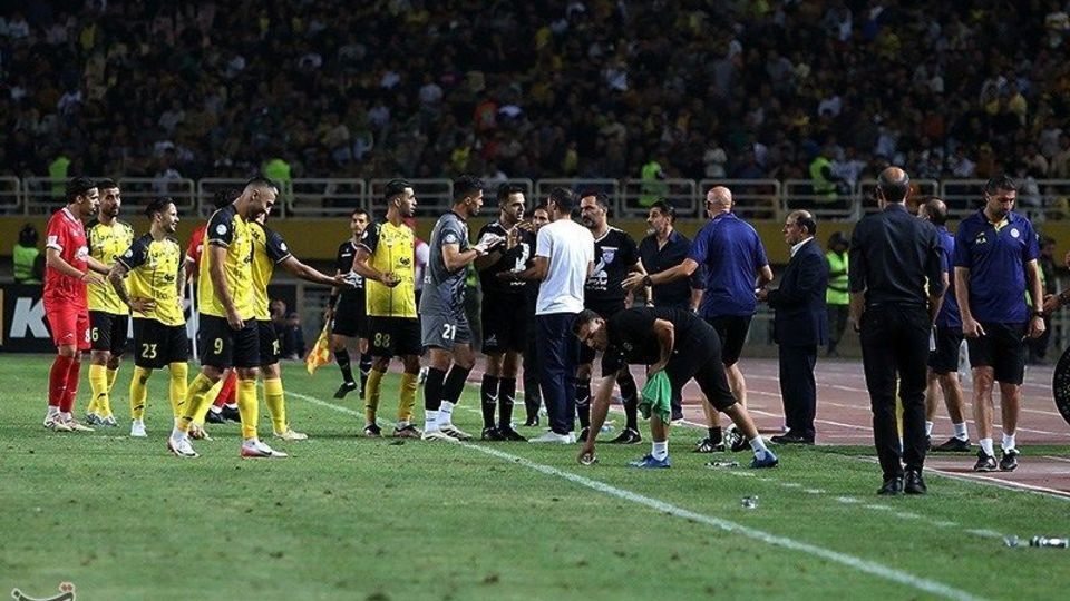 دیدار تیم‌های فوتبال سپاهان و پرسپولیس