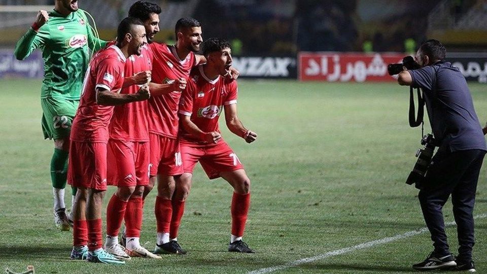 دیدار تیم‌های فوتبال سپاهان و پرسپولیس