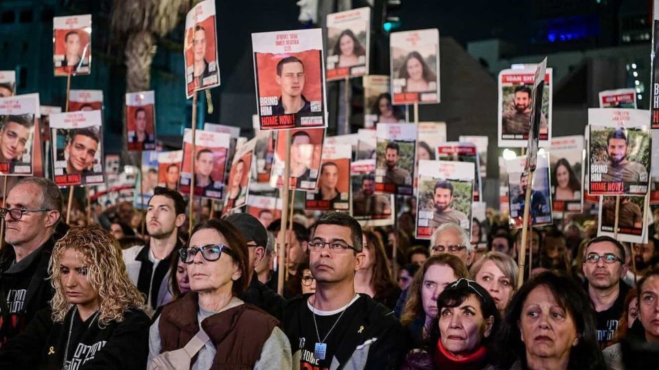 تظاهرات خانوادههای اسرای صهیونیست در مقابل وزارت جنگ در تلآویو تظاهرات خانوادههای اسرای صهیونیست در مقابل وزارت جنگ در تلآویو