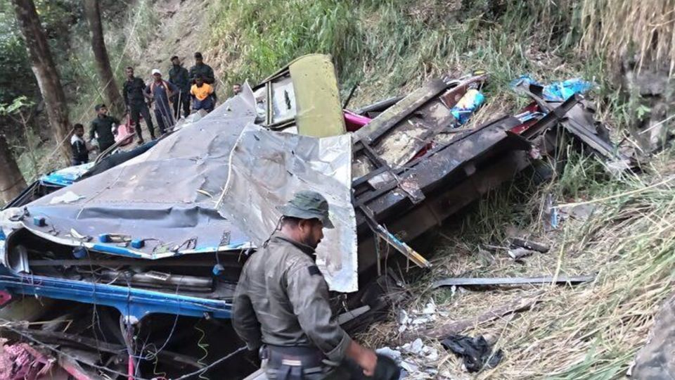 سقوط اتوبوس به درهای در سریلانکا؛ دست کم ۱۵ نفر کشته شدند سقوط اتوبوس به درهای در سریلانکا؛ دست کم ۱۵ نفر کشته شدند