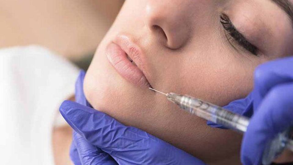 عمل زیبایی در منزل مسکونی، یک شهروند را تا پای مرگ کشاند! عمل زیبایی در منزل مسکونی، یک شهروند را تا پای مرگ کشاند!