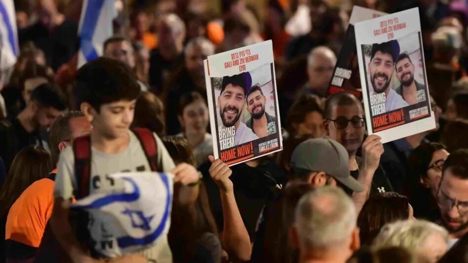 تجمع خانوادههای اسیران اسرائیلی در نیویورک تجمع خانوادههای اسیران اسرائیلی در نیویورک