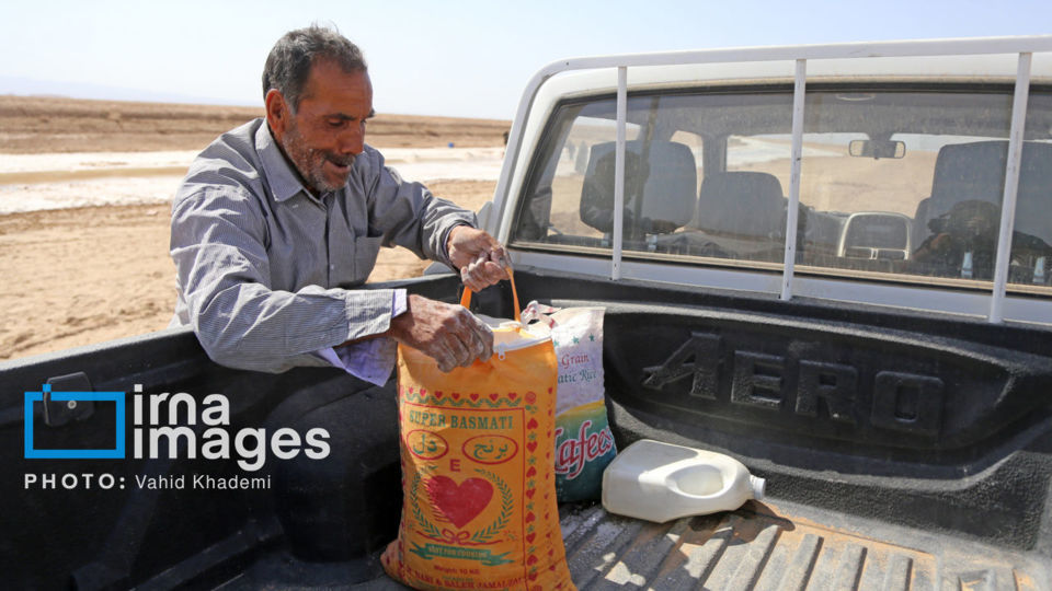 برداشت نمک در دل کویر برداشت نمک در دل کویر