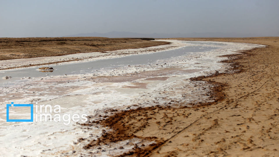 برداشت نمک در دل کویر برداشت نمک در دل کویر