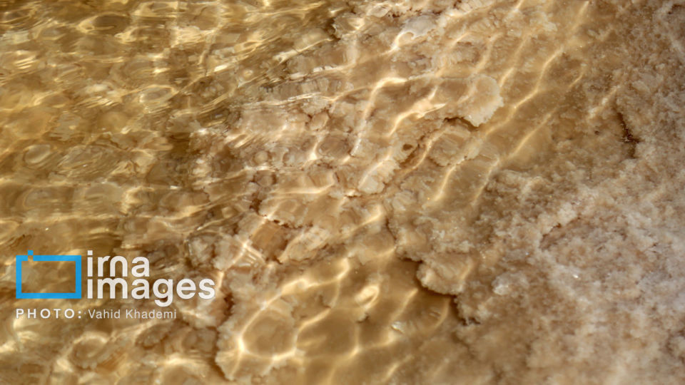 برداشت نمک در دل کویر برداشت نمک در دل کویر