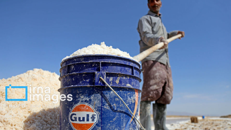برداشت نمک در دل کویر برداشت نمک در دل کویر