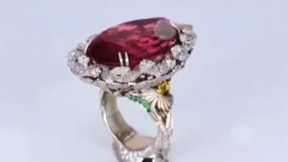 روسیه از "گرانترین انگشتر جهان" با الماسی نادر در نمایشگاه جواهرات امارات رونمایی کرد روسیه از "گرانترین انگشتر جهان" با الماسی نادر در نمایشگاه جواهرات امارات رونمایی کرد