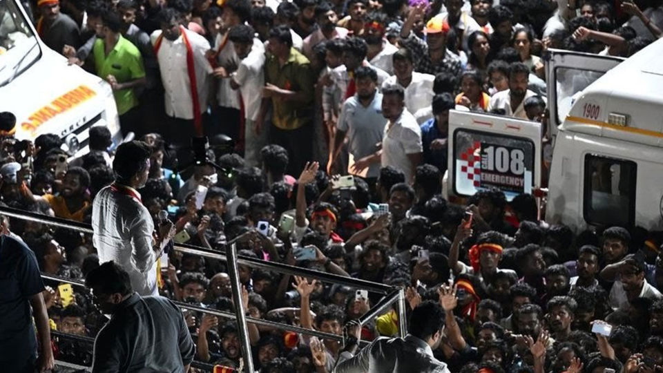 حداقل ۳۶ کشته بر اثر ازدحام جمعیت در تجمع انتخاباتی در هند حداقل ۳۶ کشته بر اثر ازدحام جمعیت در تجمع انتخاباتی در هند