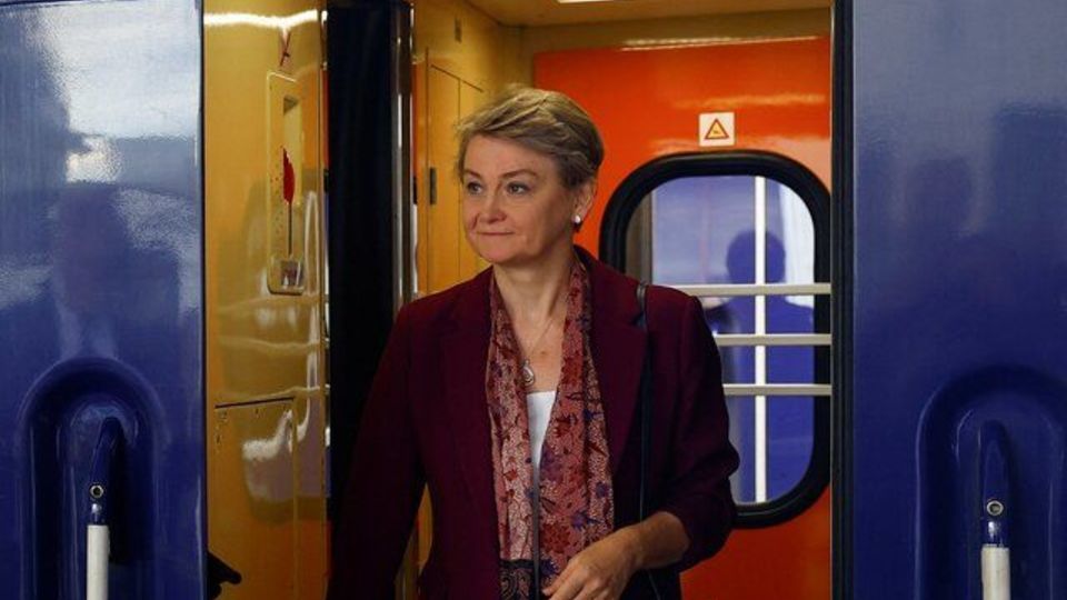 لندن: به پیگیری مسیرهای دیپلماتیک با ایران ادامه میدهیم لندن: به پیگیری مسیرهای دیپلماتیک با ایران ادامه میدهیم