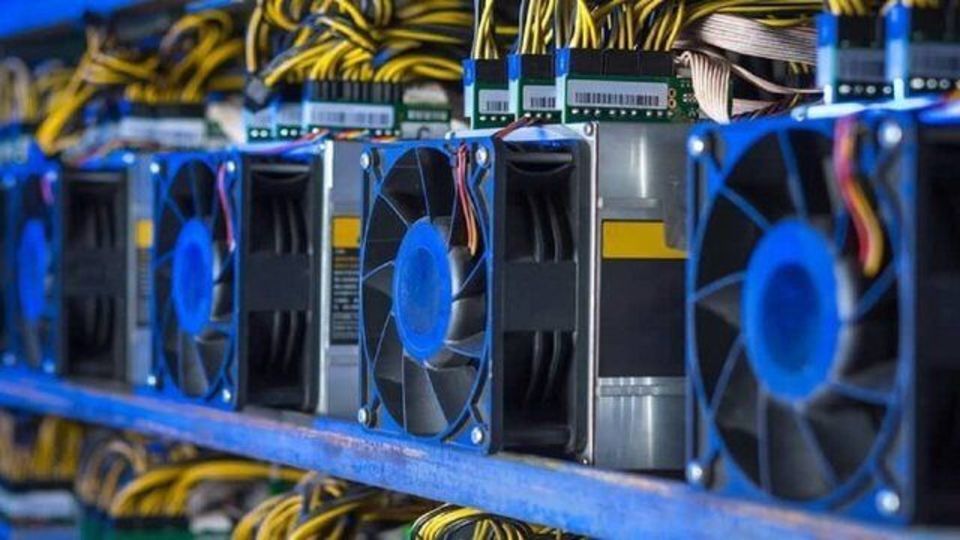 آزادیخواه: ماینرها برق مردم را مانند زالو میمکند آزادیخواه: ماینرها برق مردم را مانند زالو میمکند