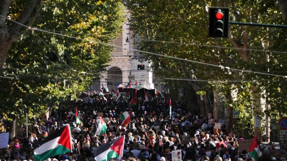 هزاران ایتالیایی در چهارمین روز متوالی برای حمایت از غزه تظاهرات کردند هزاران ایتالیایی در چهارمین روز متوالی برای حمایت از غزه تظاهرات کردند