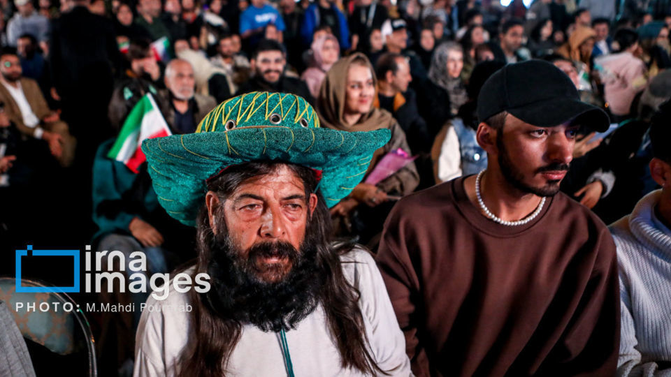 رونمایی از مجسمه «زانو زنندگان برابر ایران»