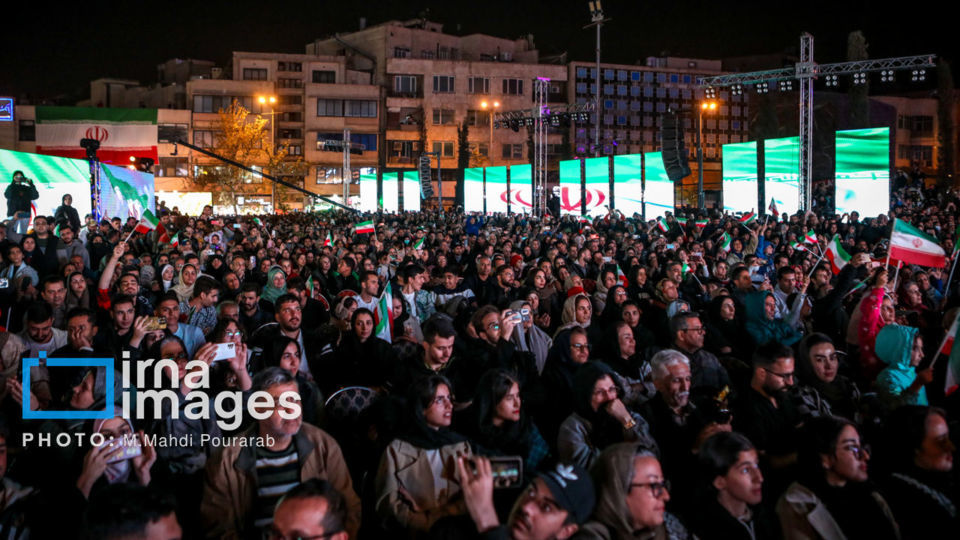 رونمایی از مجسمه «زانو زنندگان برابر ایران»