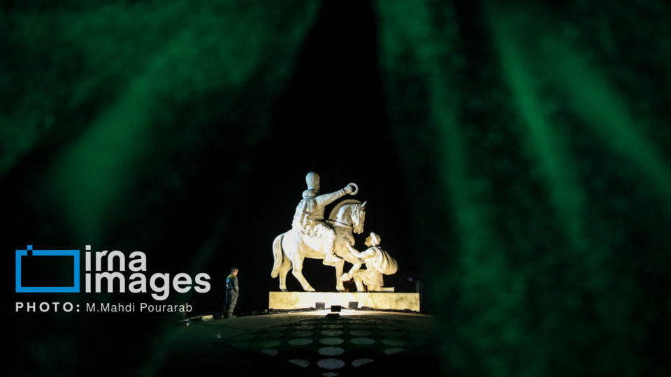 رونمایی از مجسمه «زانو زنندگان برابر ایران»