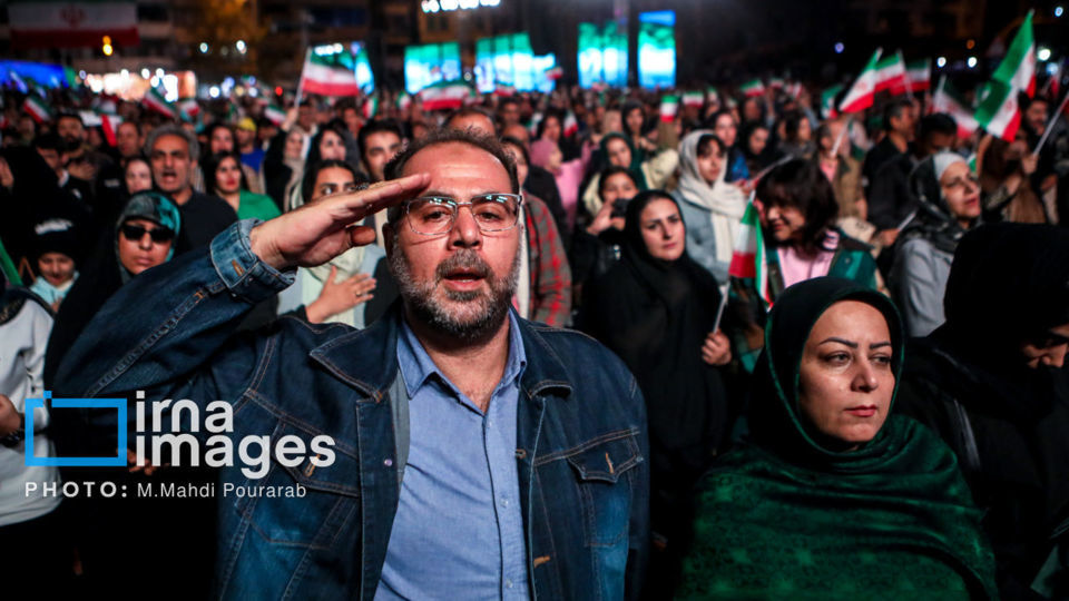 رونمایی از مجسمه «زانو زنندگان برابر ایران»