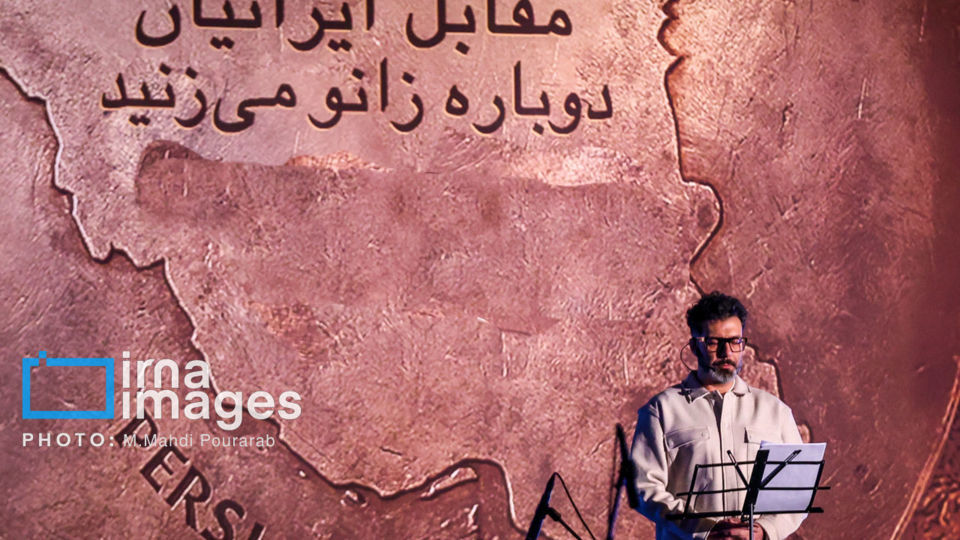 رونمایی از مجسمه «زانو زنندگان برابر ایران»