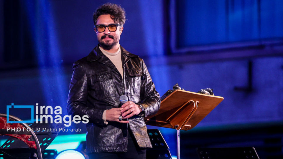 رونمایی از مجسمه «زانو زنندگان برابر ایران»