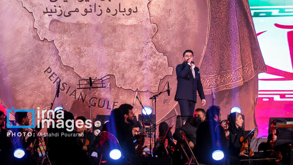 رونمایی از مجسمه «زانو زنندگان برابر ایران»