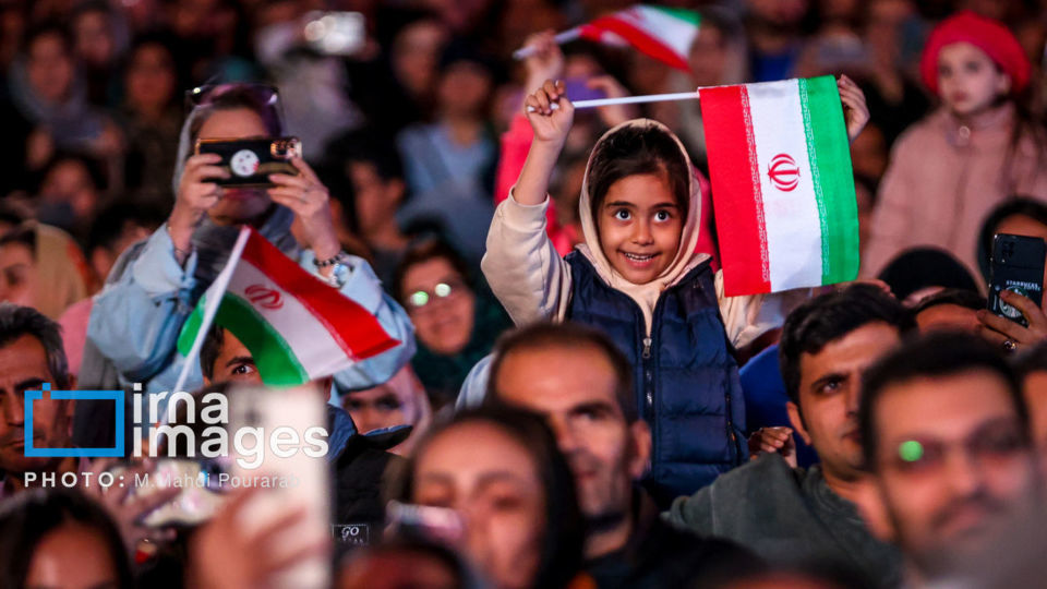 رونمایی از مجسمه «زانو زنندگان برابر ایران»