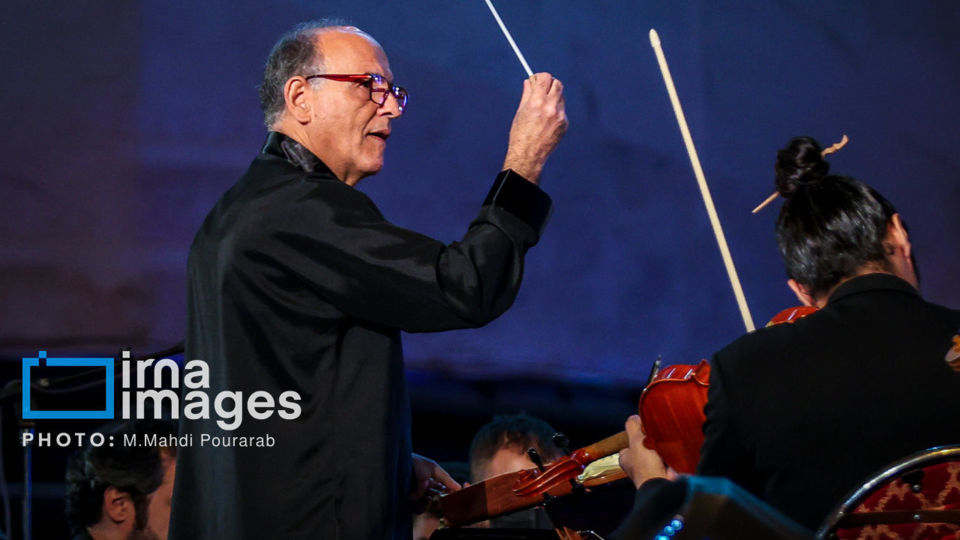 رونمایی از مجسمه «زانو زنندگان برابر ایران»