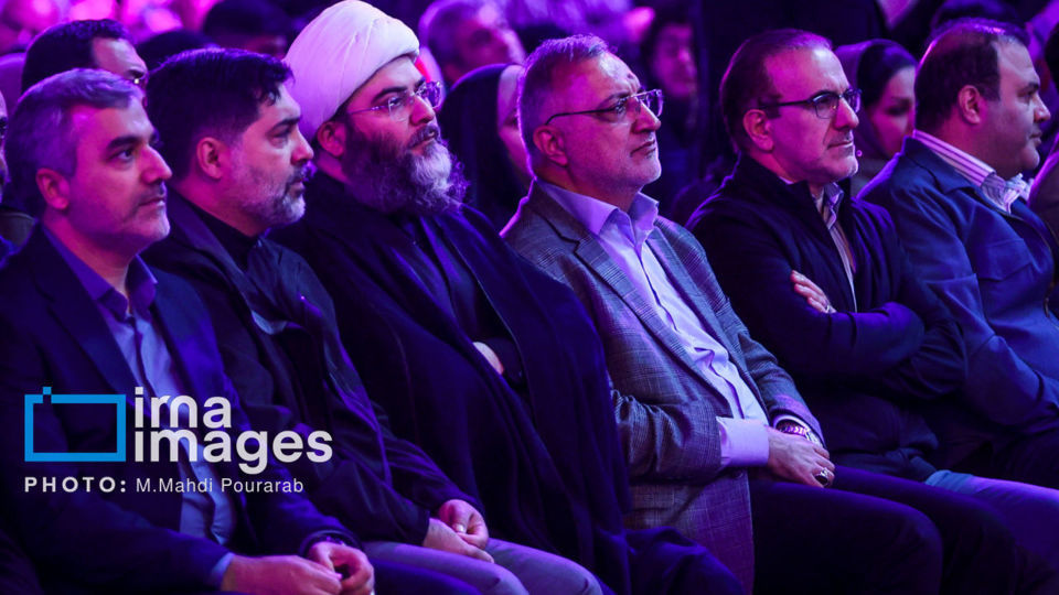 رونمایی از مجسمه «زانو زنندگان برابر ایران»