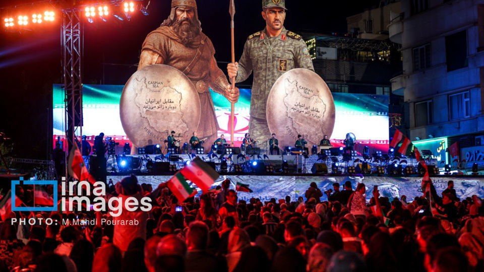 رونمایی از مجسمه «زانو زنندگان برابر ایران»