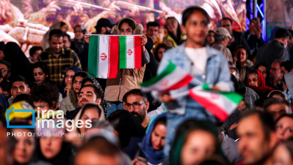 رونمایی از مجسمه «زانو زنندگان برابر ایران»