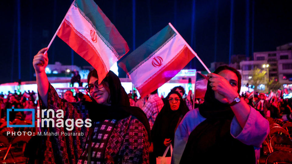 رونمایی از مجسمه «زانو زنندگان برابر ایران»