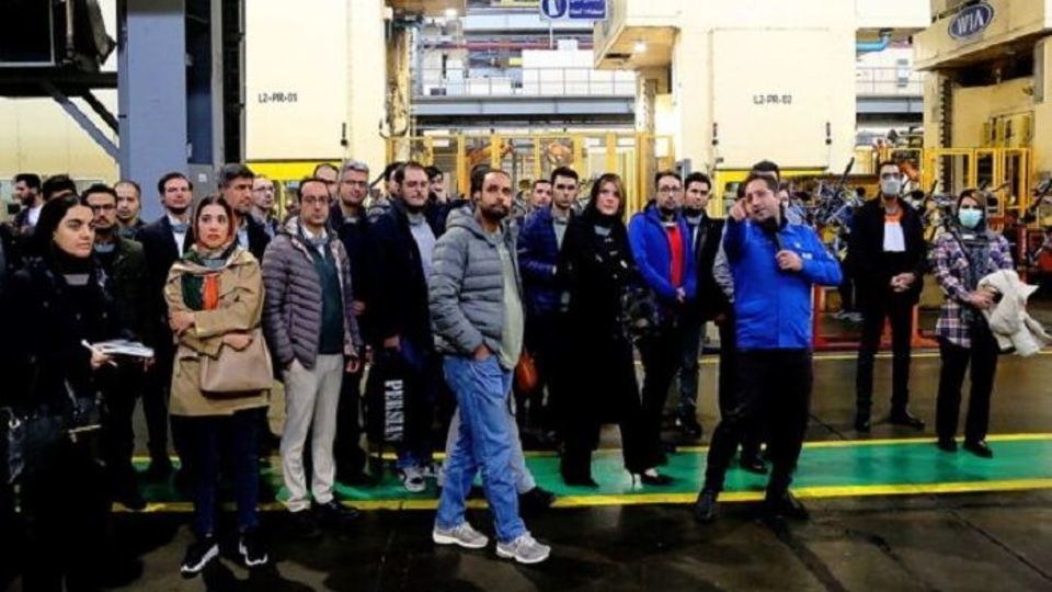 منتقدان صنعت خودرو از خطوط تولید ایرانخودرو بازدید کردند منتقدان صنعت خودرو از خطوط تولید ایرانخودرو بازدید کردند