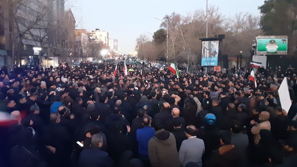 اولین تصاویر از آغاز تجمع مردمی مقابل دانشگاه تهران در پی اعلام خبر شهادت آیت الله خامنه‌ای