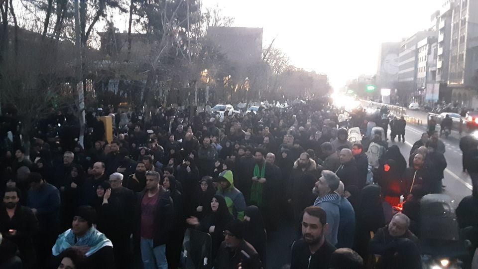 اولین تصاویر از آغاز تجمع مردمی مقابل دانشگاه تهران در پی اعلام خبر شهادت آیت الله خامنه‌ای