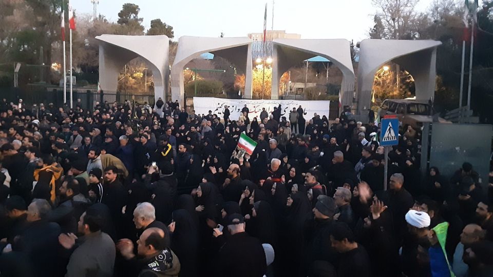 اولین تصاویر از آغاز تجمع مردمی مقابل دانشگاه تهران در پی اعلام خبر شهادت آیت الله خامنه‌ای