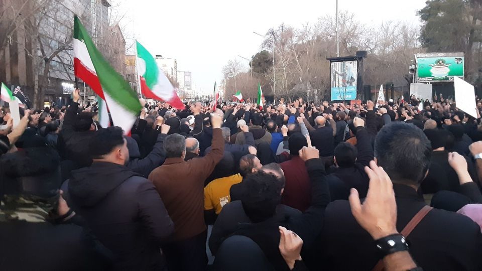 اولین تصاویر از آغاز تجمع مردمی مقابل دانشگاه تهران در پی اعلام خبر شهادت آیت الله خامنه‌ای