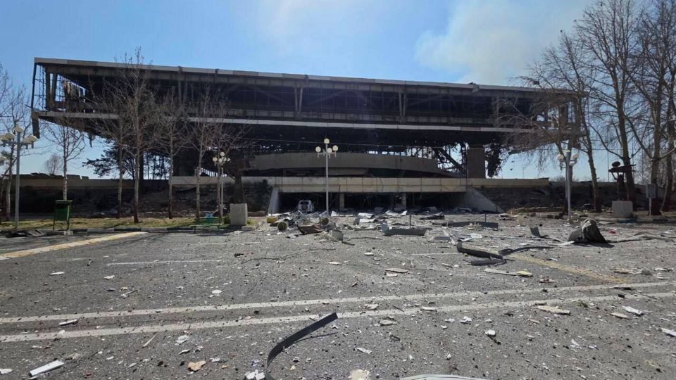 تخریب سالن دوازده هزار نفری آزادی در جریان حملات آمریکا و رژیم صهیونیستی