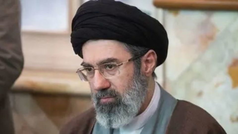 آیت الله مجتبی خامنهای به عنوان رهبر انقلاب معرفی شد آیت الله مجتبی خامنهای به عنوان رهبر انقلاب معرفی شد