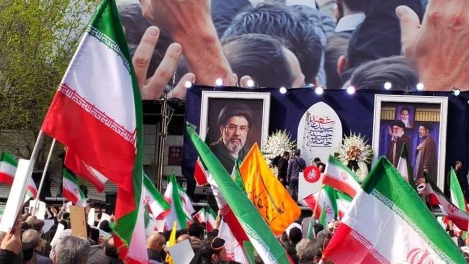 مراسم بیعت با آیتالله سید مجتبی خامنهای با حضور انبوه مردم مراسم بیعت با آیتالله سید مجتبی خامنهای با حضور انبوه مردم