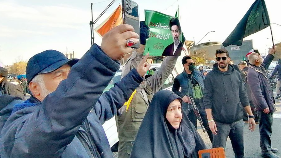 گزارش تصویری از راهپیمایی بیعت با رهبری جدید انقلاب