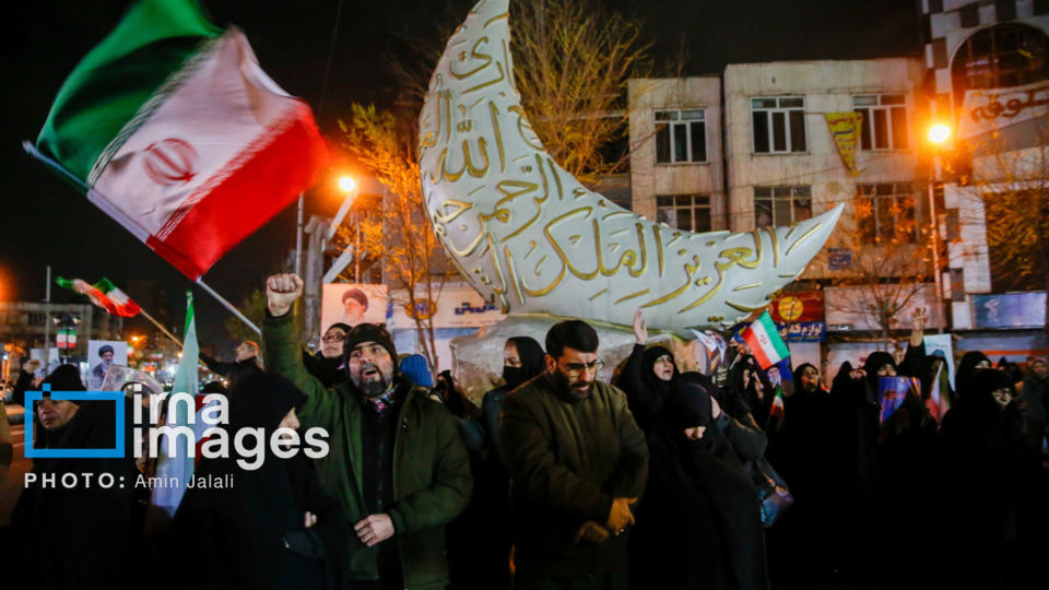 سوگواری برای رهبر شهید و بیعت با رهبر جدید در میدان شهدا سوگواری برای رهبر شهید و بیعت با رهبر جدید در میدان شهدا