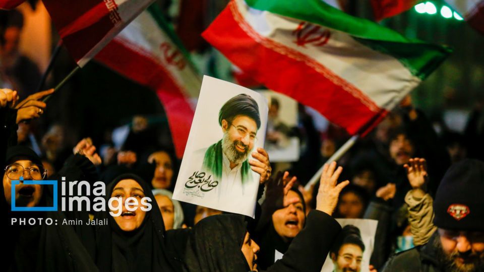 سوگواری برای رهبر شهید و بیعت با رهبر جدید در میدان شهدا سوگواری برای رهبر شهید و بیعت با رهبر جدید در میدان شهدا