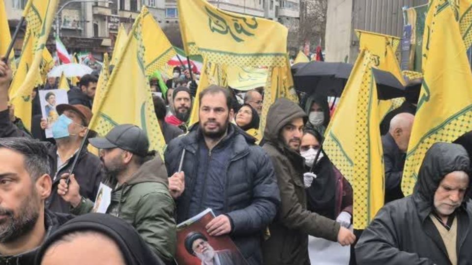 زیر باران، در سایه‌ی پرچم ‌