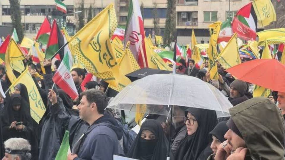 زیر باران، در سایه‌ی پرچم ‌