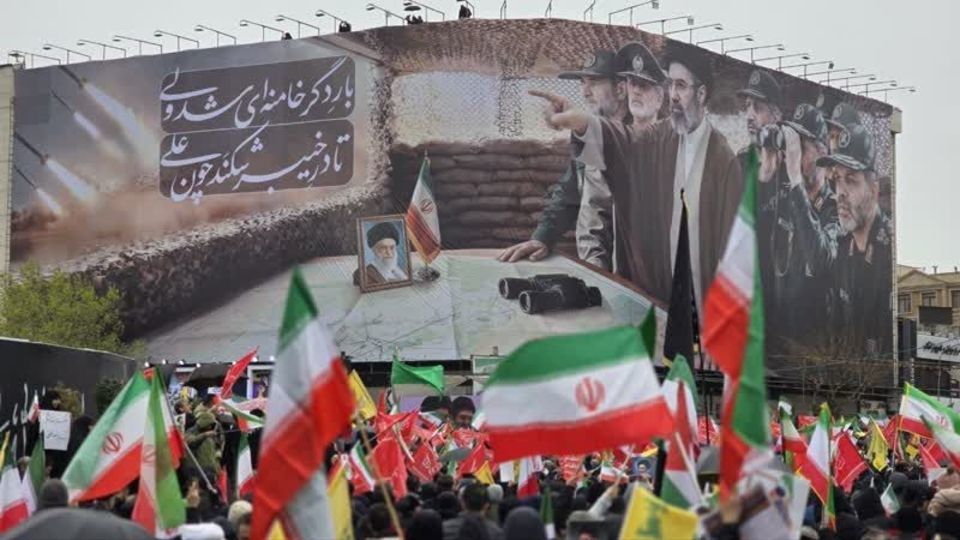 زیر باران، در سایه‌ی پرچم ‌