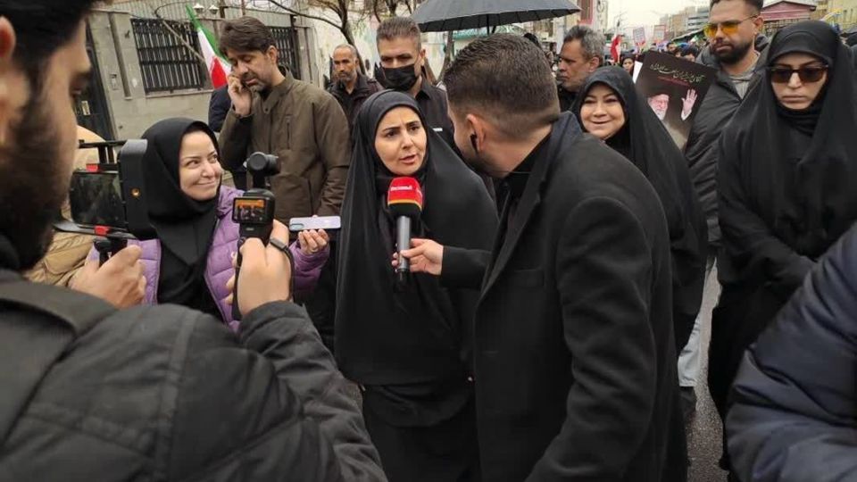 زیر باران، در سایه‌ی پرچم ‌