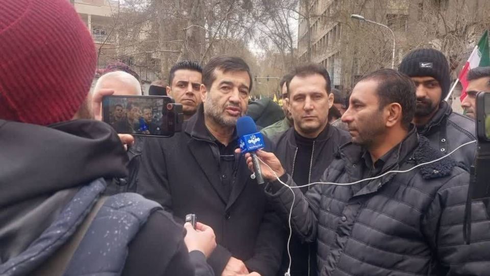 زیر باران، در سایه‌ی پرچم ‌