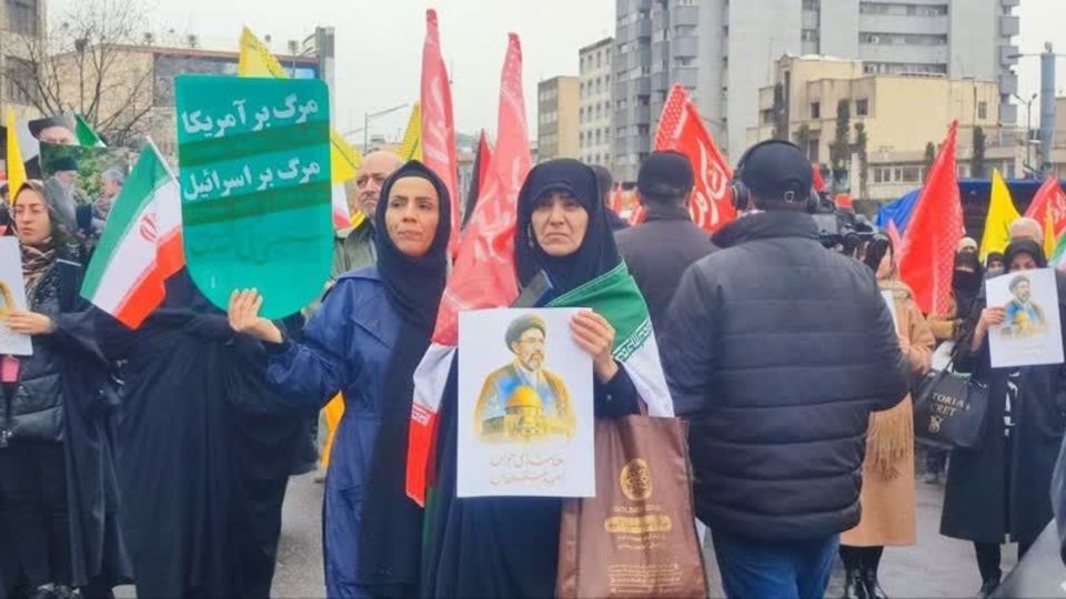 زیر باران، در سایه‌ی پرچم ‌